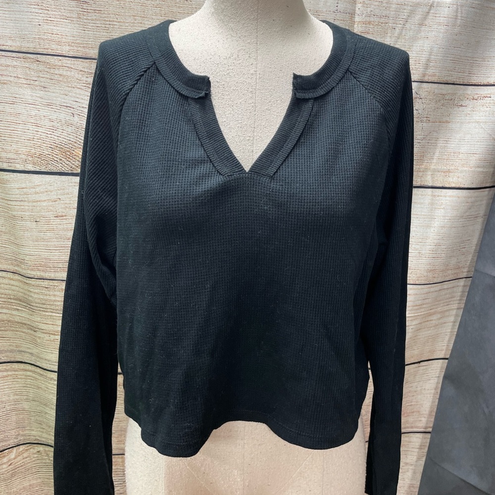 Xlarge v neck crew crop shirt